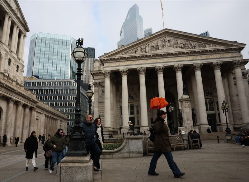 © Reuters. FILE PHOTO: A group of tourists follow a tour guide outside the Bank of England and the Royal Exchange building, in London, Britain, January 17, 2025. REUTERS/Isabel Infantes/File Photo