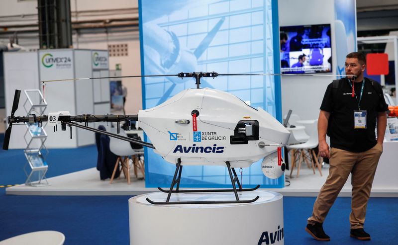 &copy; Reuters. Persone visitano lo stand Avincis durante la fiera dei droni Unvex a Barcellona, Spagna, 5 giugno 2024. REUTERS/Albert Gea