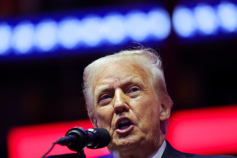 &copy; Reuters. Il presidente eletto degli Stati Uniti Donald Trump parla durante un comizio il giorno prima dell'inaugurazione del suo secondo mandato a Washington, negli Stati Uniti, il 19 gennaio 2025. REUTERS/Carlos Barria