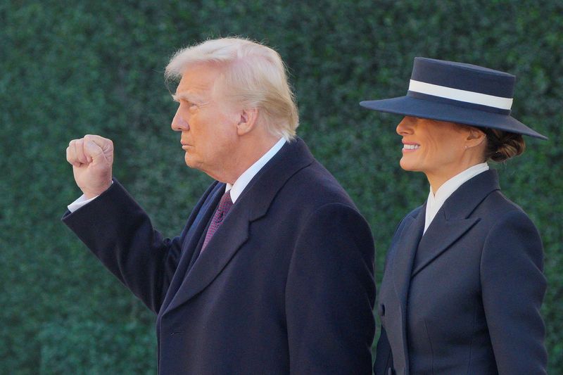 © Reuters. U.S. President-elect Donald Trump and his wife Melania Trump walk after attending a service at St. John's Church on Inauguration Day for Donald Trump's second presidential term in Washington, the United States, January 20, 2025 REUTERS/Jeenah Moon