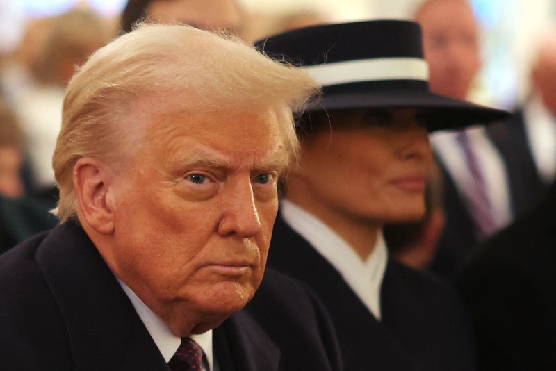 © Reuters. U.S. President-elect Donald Trump and his wife Melania attend a service at St. John's Church on the inauguration day of his second Presidential term in Washington, U.S. January 20, 2025. REUTERS/Carlos Barria