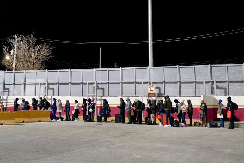 &copy; Reuters. Richiedenti asilo con appuntamenti fissati tramite l'applicazione CBP One della U.S. Customs and Border Protection previsti per la mattina del 20 gennaio, l'ultimo appuntamento per l'asilo a Piedras Negras prima dell'insediamento del presidente eletto Don