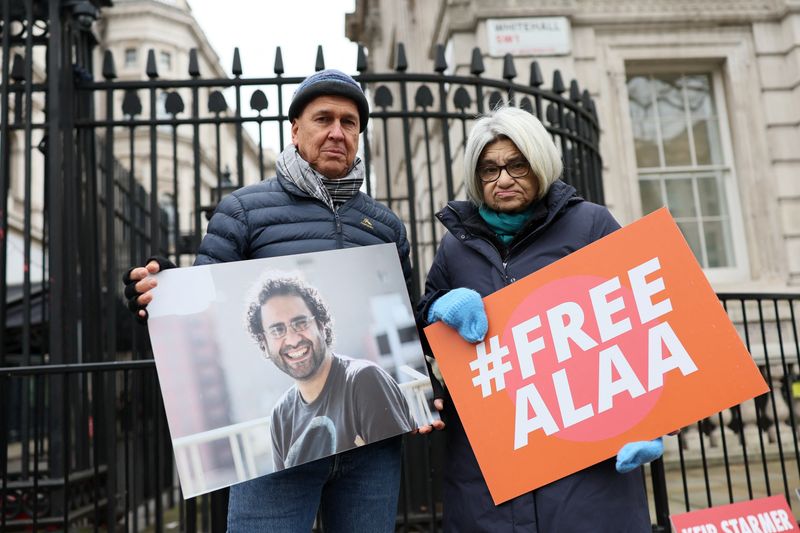 &copy; Reuters. Australian journalist Peter Greste, arrested and imprisoned in Egypt in 2013 while reporting for Al Jazeera, stands with Laila Soueif, mother of jailed Egyptian-British activist Alaa Abd el-Fattah, as he joins her on hunger strike to protest against el-Fa