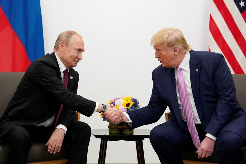 &copy; Reuters. Vladimir Putin e Donald Trump em Osakan 28/6/2019   REUTERS/Kevin Lamarque