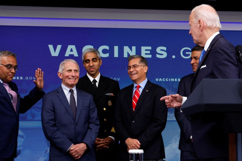 © Reuters. FILE PHOTO: Chief Medical Advisor to the President Dr. Anthony Fauci with US President Joe Biden on the White House campus in Washington, US October 25, 2022. REUTERS/Jonathan Ernst/File photo