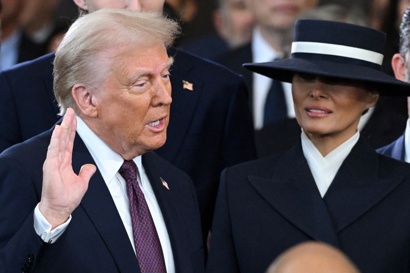 &copy; Reuters. O presidente dos Estados Unidos, Donald Trump, prestando juramento no Capitólio dos EUAn20/01/2025nSAUL LOEB/Pool via REUTERS