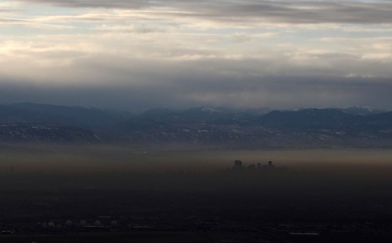 &copy; Reuters. Montagne Rocciose raffigurate mentre uno strato di inquinamento atmosferico sovrasta Denver, Colorado, Stati Uniti, 21 gennaio 2020. REUTERS/Jim Urquhart