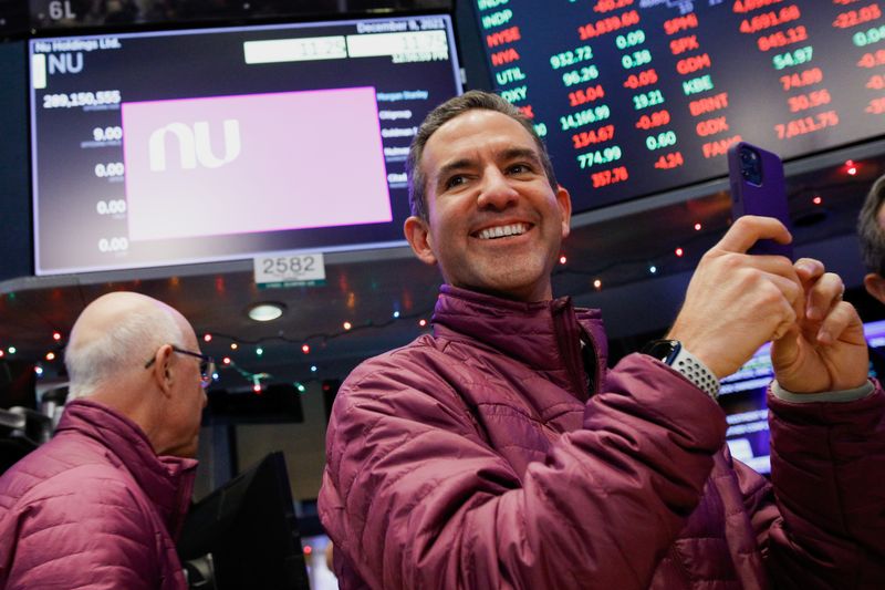 © Reuters. David Velez, Founder and CEO of Nubank, a Brazilian FinTech startup, celebrates his company's first trade during the IPO at the New York Stock Exchange (NYSE) in New York, U.S., December 9, 2021. REUTERS/Brendan McDermid/File Photo