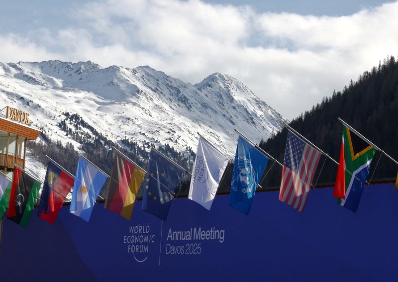 © Reuters. A logo of the World Economic Forum (WEF) sits outside of the Congress Center on the opening day of the 55th annual meeting of WEF in Davos, Switzerland, January 20, 2025. REUTERS/Yves Herman