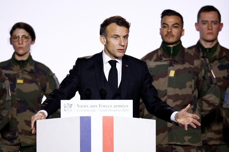 &copy; Reuters. French President Emmanuel Macron delivers a New Year speech to the Armed Forces during a visit at the Digital Support and Cyber Command (CATNC) of the French Army in Cesson-Sevigne, near Rennes, France, January 20, 2025. REUTERS/Stephane Mahe/Pool