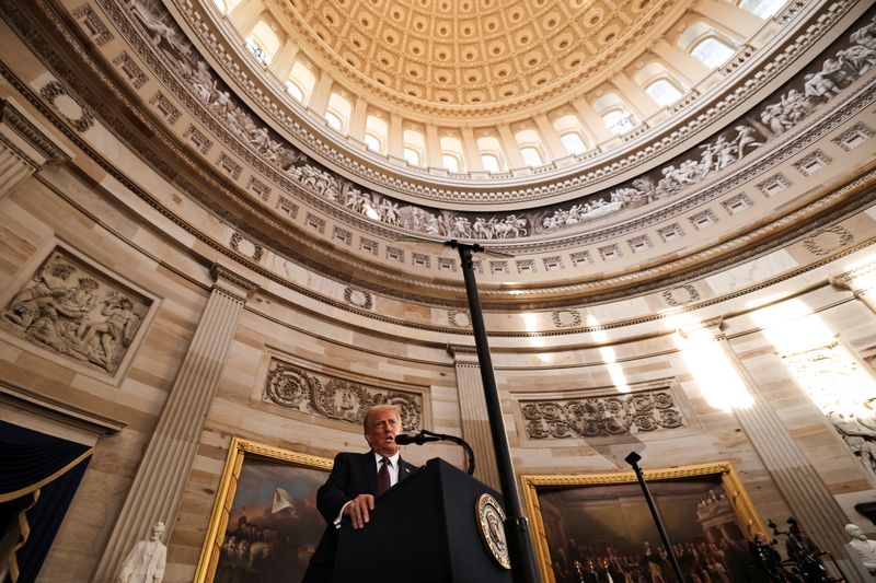 &copy; Reuters. WASHINGTON, DC - 20 GENNAIO: il presidente degli Stati Uniti Donald Trump parla durante le cerimonie di insediamento nella Rotonda del Campidoglio degli Stati Uniti il 20 gennaio 2025 a Washington, DC. Donald Trump si insedia per il suo secondo mandato co