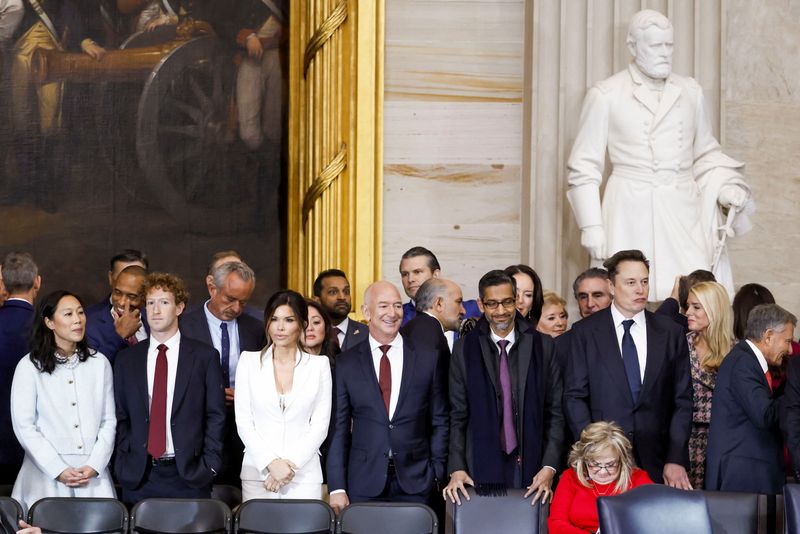 © Reuters. (LR) Priscilla Chan, Meta CEO Mark Zuckerberg, Lauren Sanchez, entrepreneur Jeff Bezos, Sundar Pichai, and entrepreneur Elon Musk, among other dignitaries, attend the inauguration of Donald Trump as the next president of the United States in the rotunda of the US Capitol. . In Washington, DC, USA, January 20, 2025. Sean Theo/Pool via Reuters