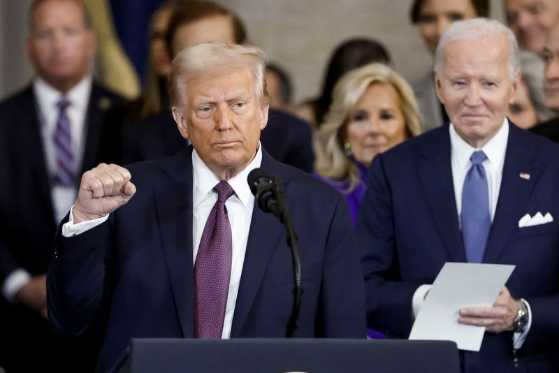 © Reuters. US President Donald Trump greets the crowd after his inauguration as the 47th President of the United States in the rotunda of the US Capitol in Washington, DC, USA, on January 20, 2025. Sean Theo/Pool via Reuters