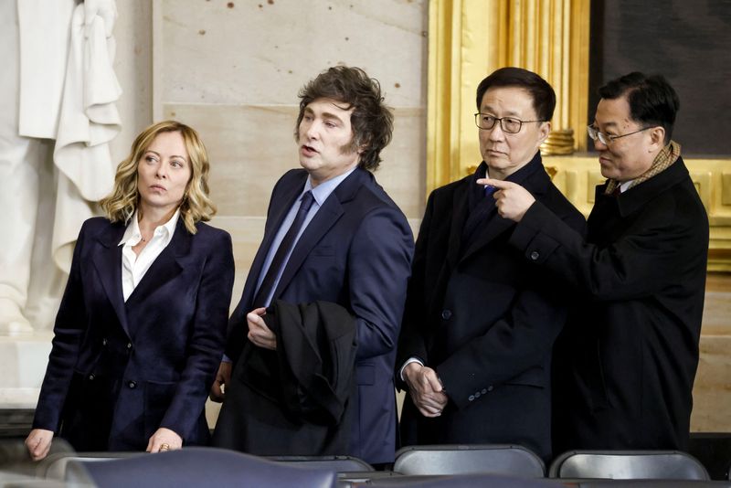 © Reuters. (L-R) Italy’s Prime Minister Giorgia Meloni, Argentina’s President Javier Milei, and China’s Vice President Han Zheng during US President Donald Trump’s inauguration as the 47th President of the United States in the rotunda of the United States Capitol in Washington, DC, USA, 20 January 2025.   SHAWN THEW/Pool via REUTERS