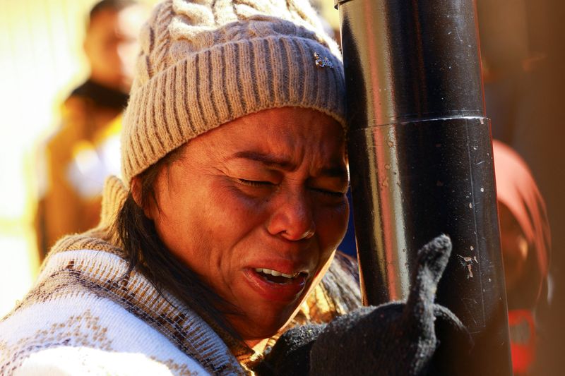 © Reuters. Margelis Tinoco, a migrant from Colombia, reacts after receiving news that her U.S. Customs and Border Protection (CBP) One appointment was cancelled, on the inauguration day of Donald Trump's second presidential term, at the Paso del Norte International border bridge in Ciudad Juarez, Mexico January 20, 2025. REUTERS/Jose Luis Gonzalez