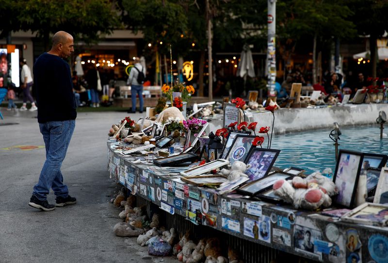 &copy; Reuters. FILE PHOTO: A man looks at pictures and memorabilia related to fallen soldiers, hostages and people killed during the October 7, 2023 attack by Hamas, ahead of a ceasefire between Israel and Hamas, at a public square in Tel Aviv, Israel, January 16, 2025.