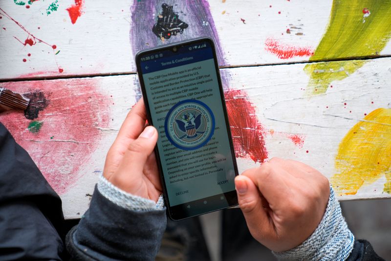 &copy; Reuters. Sofia Mendez, 15, a migrant from Honduras, who has been seeking asylum for the past thirteen months, uses a CBP One application, after receiving an email informing her that her appointment with U.S. Customs and Border Protection (CBP) scheduled for Januar