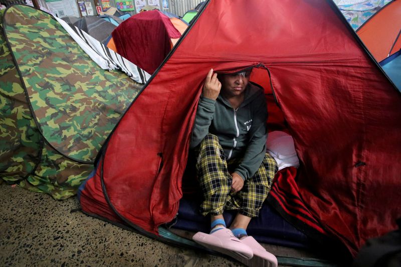 © Reuters. Nidia Montenegro, 52, a Venezuelan migrant who fled violence and poverty in her country, looks on in despair after her CBP One app asylum appointment was canceled on U.S. President Donald Trump's inauguration day, at the Juventud 2000 migrant shelter in Tijuana, Mexico January 20, 2025. REUTERS/Jorge Duenes