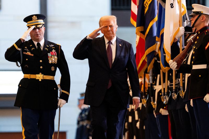 © Reuters. President Donald Trump reviews the troops in Emancipation Hall of the U.S. Capitol in Washington, D.C., during his Inauguration ceremony on Monday, January 20, 2025. Greg Nash/Pool via REUTERS