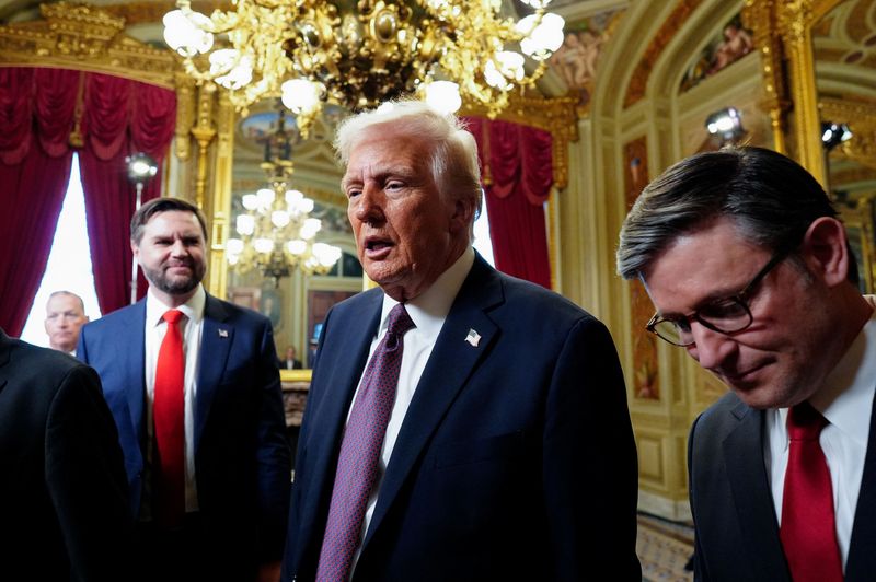 © Reuters. Newly sworn-in President Donald Trump speaks with House Speaker Mike Johnson (R-La.) following a signing ceremony in the President’s Room following the 60th inaugural ceremony on January 20, 2025, at the US Capitol in Washington, DC. Trump became the 47th president of the United States in a rare indoor inauguration ceremony.  Melina Mara/Pool via REUTERS