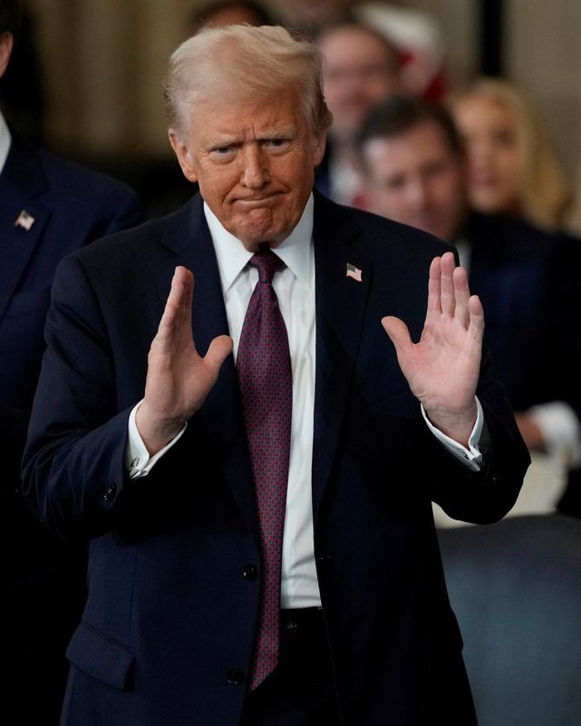 &copy; Reuters. Presidente Donald Trump gesticula durante a 60ª posse presidencial no Capitólio dos EUA em Washingtonn20/01/2025nJulia Demaree Nikhinson/Pool via REUTERS