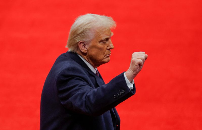 © Reuters. U.S. President Donald Trump gestures after he signs executive orders on Trump's second term inauguration at Capital One Arena in Washington, U.S., January 20, 2025. REUTERS/Brian Snyder