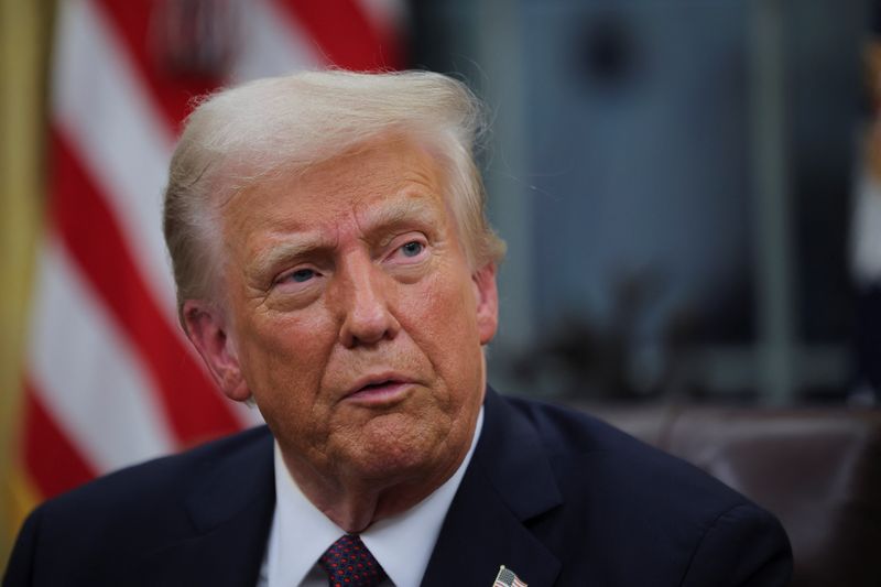 &copy; Reuters. U.S. President Donald Trump speaks on the day he signs documents as he issues executive orders and pardons for January 6 defendants in the Oval Office at the White House on Inauguration Day in Washington, U.S., January 20, 2025.  REUTERS/Carlos Barria