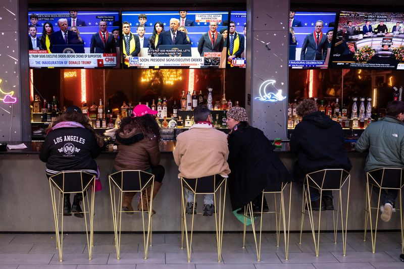 &copy; Reuters. People sit at a bar near the Capital One Arena during ceremonies on the inauguration day of U.S. President Donald Trump second presidential term, in Washington, U.S. January 20, 2025. REUTERS/Marko Djurica