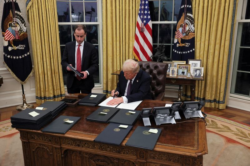 © Reuters. US President Donald Trump signs documents as he issues executive orders and pardons for the January 6 defendants in the Oval Office of the White House on Inauguration Day in Washington, US, January 20, 2025. REUTERS/Carlos Barria