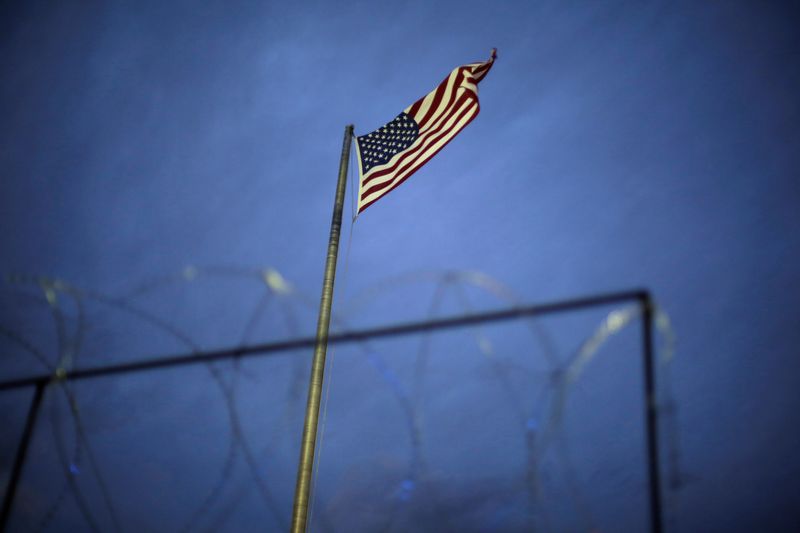 © Reuters. FILE PHOTO: The U.S. flag is seen at the Cordova Americas border bridge in Ciudad Juarez, Mexico March 26, 2020. Picture taken on March 26, 2020REUTERS/Jose Luis Gonzalez/File Photo