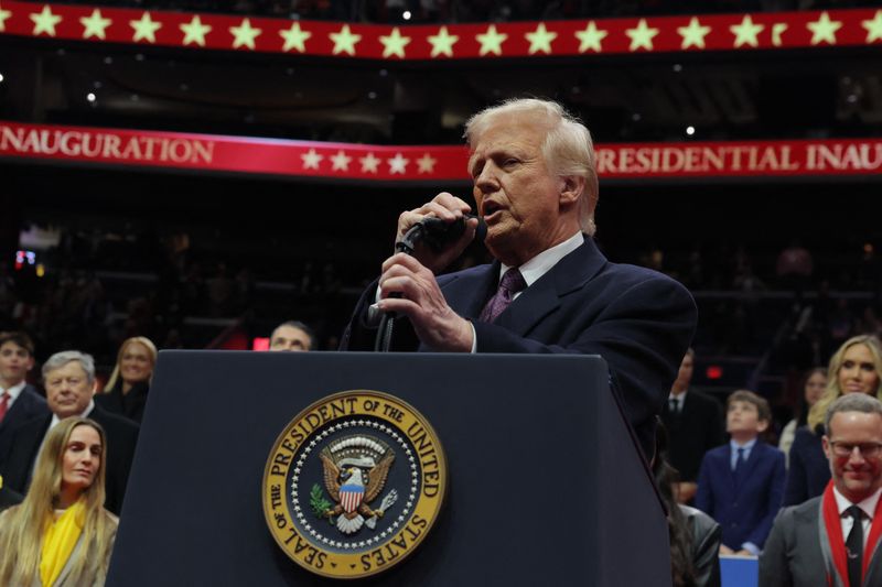 © Reuters. US President Donald Trump speaks during the inaugural parade inside Capital One Arena on the day of his inauguration for his second presidential term, in Washington, US on January 20, 2025. REUTERS/Carlos Barria