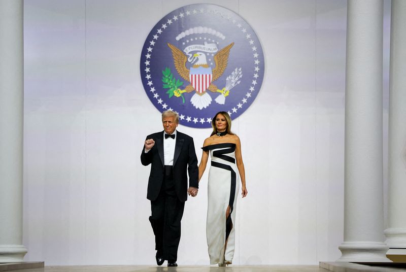 © Reuters. U.S. President Donald Trump and his wife First Lady Melania Trump attend the Commander in Chief Ball in honor of the inauguration of U.S. President Donald Trump in Washington, U.S., January 20, 2025. REUTERS/Carlos Barria