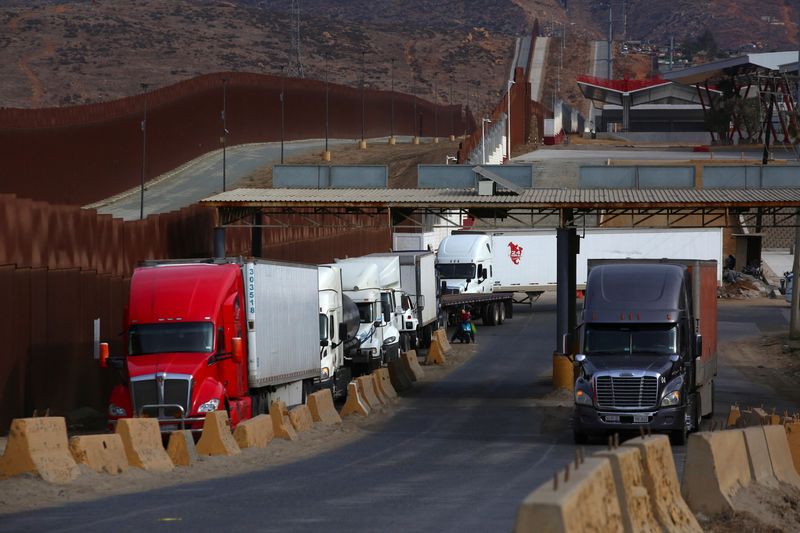 &copy; Reuters. FILE PHOTO: Trailer trucks queue to cross into the United States at the Otay Mesa Port of Entry, in Tijuana, Mexico, November 27, 2024. REUTERS/Jorge Duenes/File Photo