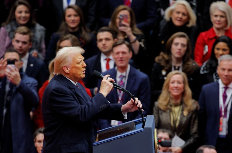 © Reuters. U.S. President Donald Trump speaks at Capital One Arena on the inauguration day of Donald Trump's second presidential term, in Washington, U.S. January 20, 2025. REUTERS/Brian Snyder