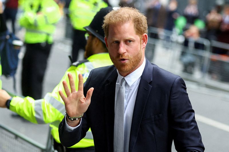 © Reuters. FILE PHOTO: Britain's Prince Harry, Duke of Sussex exits a car, outside the Rolls Building of the High Court in London, Britain June 7, 2023. REUTERS/Hannah McKay/File Photo