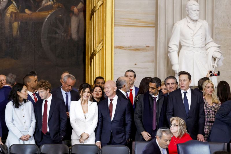 © Reuters. (L-R) Priscilla Chan, Meta CEO Mark Zuckerberg, Lauren Sanchez, businessman Jeff Bezos, Sundar Pichai, and businessman Elon Musk, among other dignitaries, attend Donald Trump's inauguration as the next President of the United States in the rotunda of the United States Capitol in Washington, DC, USA, 20 January 2025. Trump, who defeated Kamala Harris, is being sworn in today as the 47th president of the United States, though the planned outdoor ceremonies and events have been cancelled due to a forecast of extreme cold temperatures.    SHAWN THEW/Pool via REUTERS