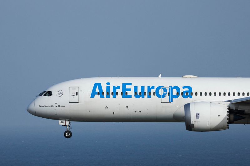 © Reuters. FILE PHOTO: A Boeing 787-9 Dreamliner of the Air Europa company lands at Gran Canaria airport, in Telde, Gran Canaria, Spain, February 21, 2023. REUTERS/Borja Suarez/File Photo