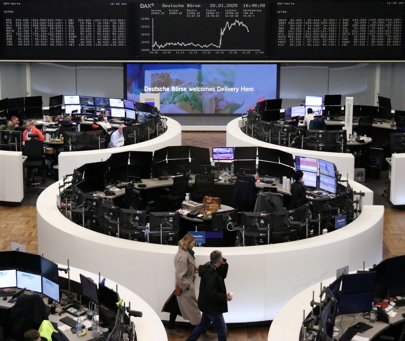 © Reuters. FILE PHOTO: German share price index DAX graph is pictured at the stock exchange in Frankfurt, Germany, January 20, 2025. REUTERS/Staff/File Photo