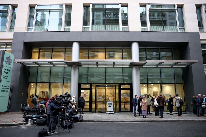 © Reuters. Members of the media gather outside the Rolls Building of the High Court on the first day of the trial in the case of Britain's Prince Harry against Rupert Murdoch's News Group Newspapers, in London, Britain, 21 January 2025. REUTERS/Toby Melville