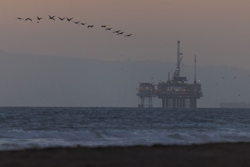 &copy; Reuters. FILE PHOTO: An offshore oil rig is pictured off the coast of Huntington Beach, California, U.S., November 14, 2024.  REUTERS/Mike Blake/File Photo