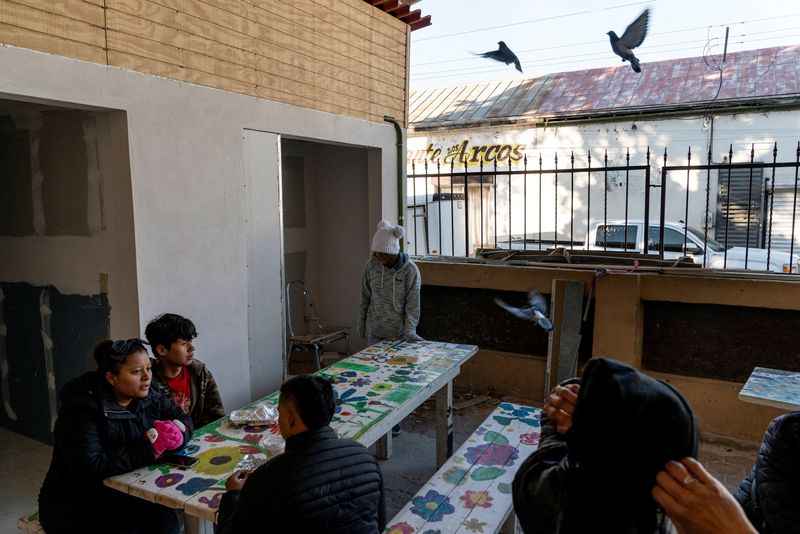 &copy; Reuters. FILE PHOTO: A family from Honduras who have been seeking asylum for the past thirteen months waits inside a migrant shelter ahead of their appointment made through the U.S. Customs and Border Protection CBP One application scheduled for January 21, a day 