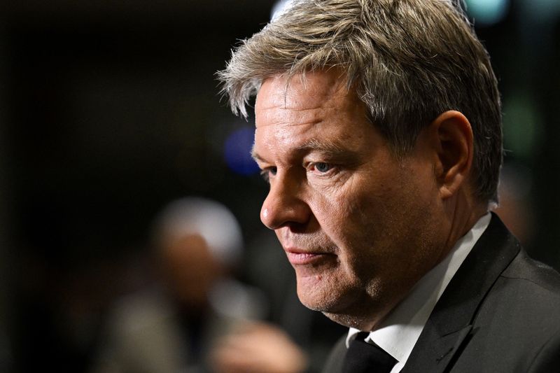 © Reuters. FILE PHOTO: German Economy and Climate Minister Robert Habeck looks on as he speaks after attending a public hearing of the 'Nuclear phase-out' committee of enquiry in Berlin, Germany January 16, 2025.  REUTERS/Annegret Hilse/File Photo