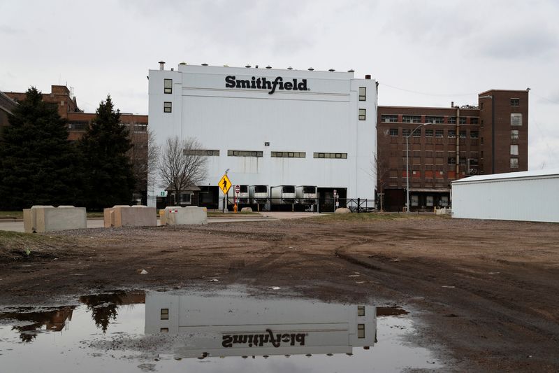 &copy; Reuters. FILE PHOTO: The Smithfield Foods pork plant is seen in Sioux Falls, South Dakota, U.S., April 16, 2020. REUTERS/Shannon Stapleton/File Photo