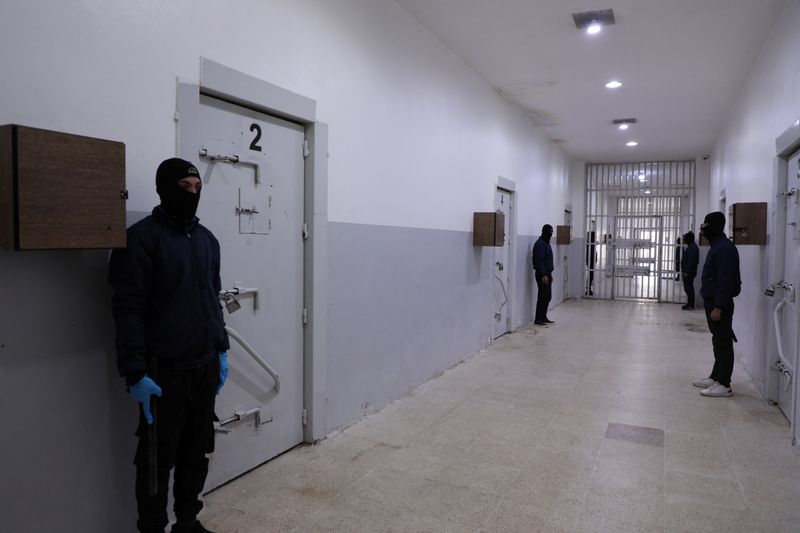 &copy; Reuters. FILE PHOTO: Prison guards secure the al-Sina'a prison in Hasakah, Syria, January 18, 2025. REUTERS/Orhan Qereman/File Photo