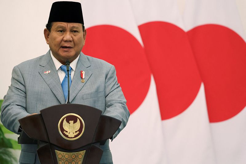 © Reuters. FILE PHOTO: Indonesian President Prabowo Subianto delivers his speech during a press conference at the Presidential Palace in Bogor, Indonesia, January 11, 2025. REUTERS/Ajeng Dinar Ulfiana/File Photo