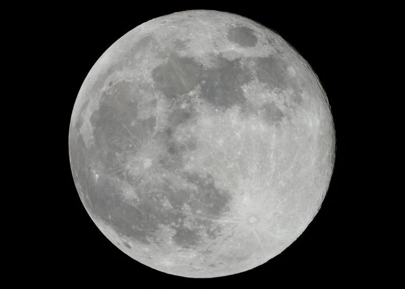 &copy; Reuters. FILE PHOTO: Full moon, known as the Hunter's moon, rises in the island of Gran Canaria. Spain, October 17, 2024. REUTERS/Borja Suarez/File Photo