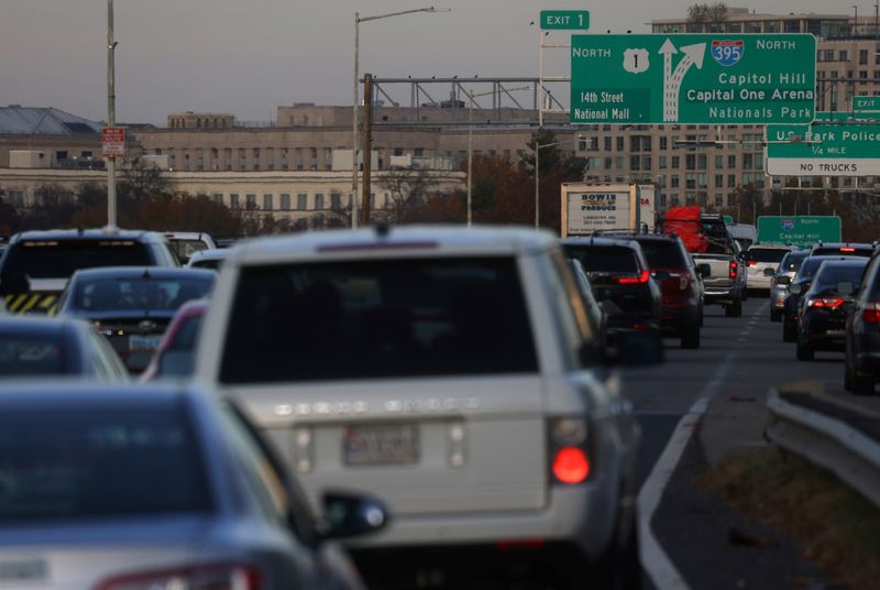 © Reuters. Vehicles stack up in traffic on their way towards Washington, D.C., via I-395 N in Arlington, Virginia, U.S., November 24, 2021. REUTERS/Leah Millis/File Photo