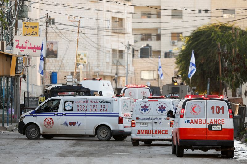 © Reuters. Ambulances stand on the street during an Israeli raid, in Jenin, in the Israeli-occupied West Bank, January 21, 2025. REUTERS/Raneen Sawafta