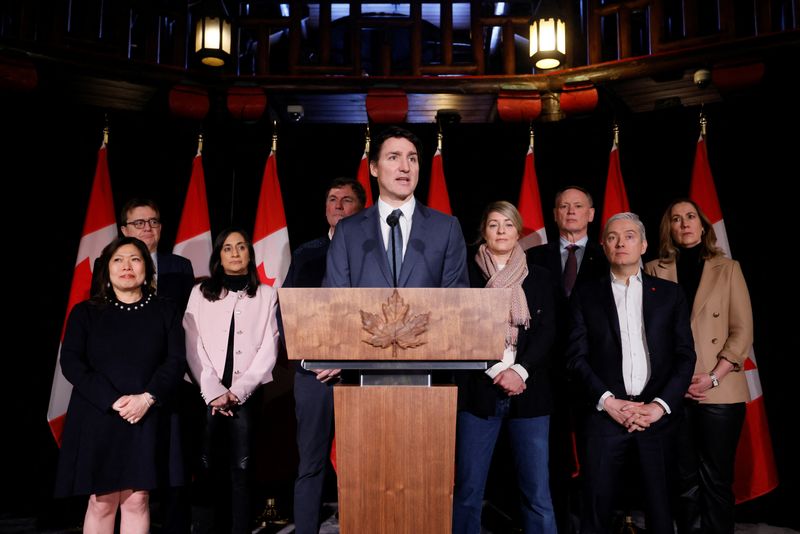 © Reuters. Canada's Prime Minister Justin Trudeau, with Cabinet Ministers, take part in a press conference during a Liberal Cabinet Retreat in Montebello, Quebec, Canada January 21, 2025. REUTERS/Blair Gable