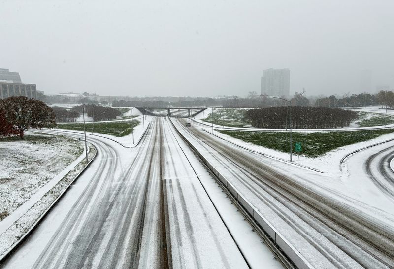 © Reuters. Memorial Drive, a main road in Houston, Texas, is seen covered in snow and empty during peak traffic hours as winter storm Enzo passes through the city, U.S., January 21, 2025. REUTERS/Arathy Somasekhar